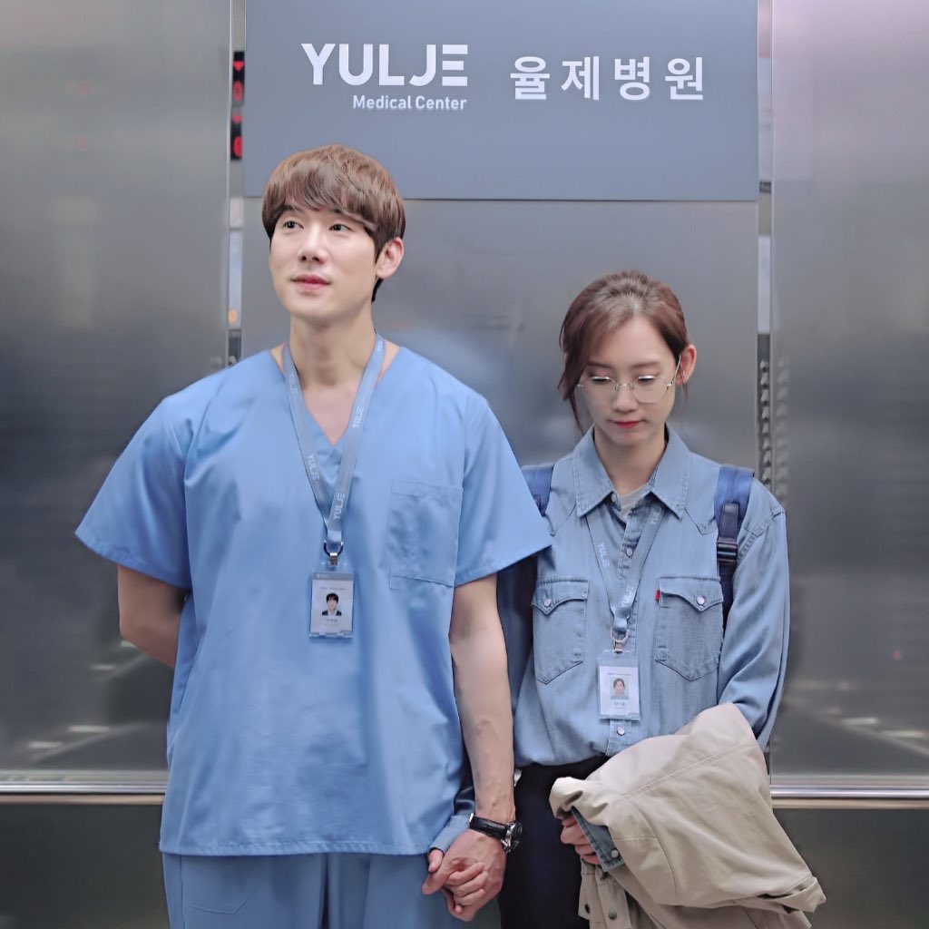 율제 스크럽복 푸른 색이라 투샷 색감 예쁜 거 너무 좋음… 탐라에서 보일 때마다 허업 하면서 저장하기（＾Ｏ＾）