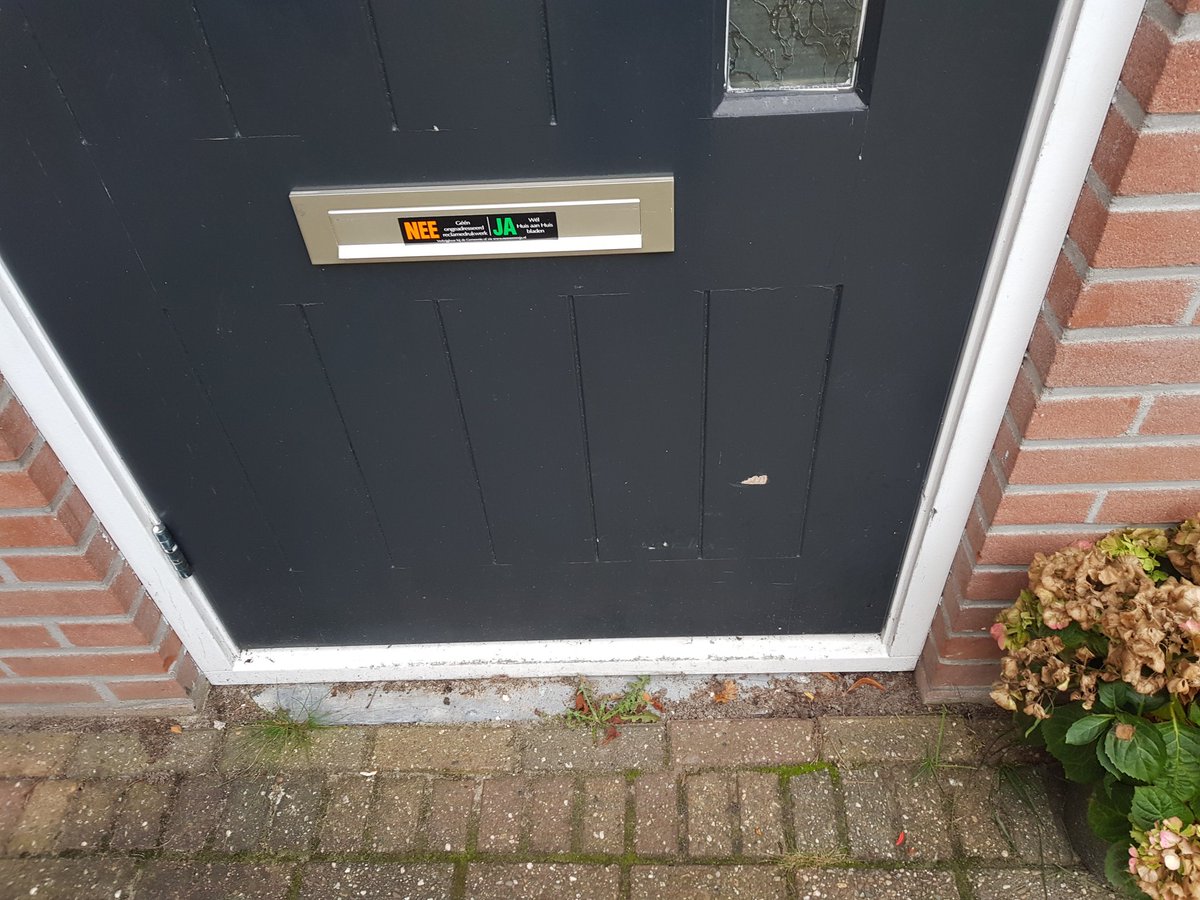 Eippes's tweet photo. @DHL_NLexpress foto 1 is onze voordeur. Foto 2 is waar mijn pakketten zijn neergezet... https://t.co/WCQLHFS8Dv