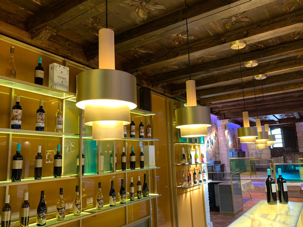 fambuenalights's tweet photo. FRANCISCO GOMEZ WINE CELLAR PROJECT. 

The suspension #REFLECTIONS designed by #GarciaCumini has been chosen to perfectly suit the space.

#fambuena #craftlightheart #lighting #architecture #interiordesign #lightingdesign #interiordecor #project #desinginspo #vineyards https://t.co/gtSjup6y1B