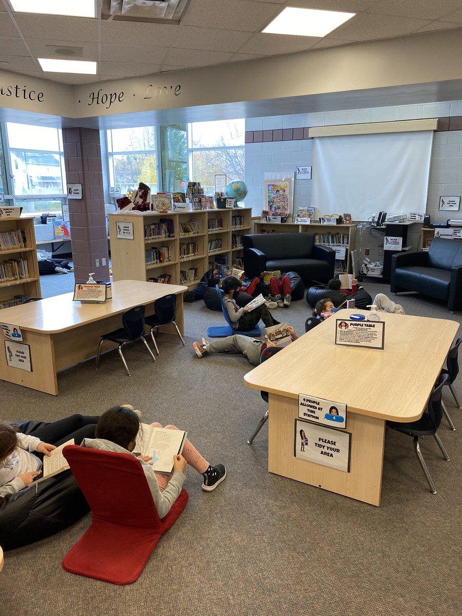 msbiernacik's tweet photo. Snuggling up and reading in our library learning commons 📚 📖 #MRO @we_are_smcdsb @SMCDSB_MRO https://t.co/HFib8CzF7p