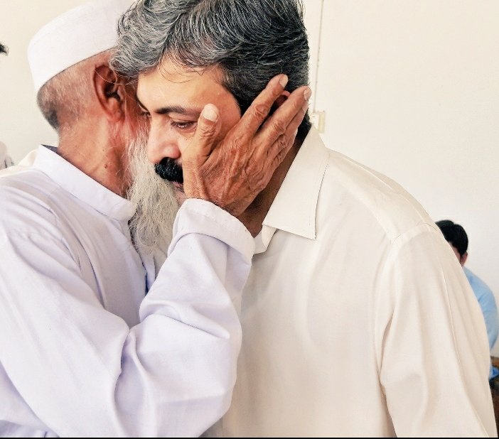 Arbabwaseemkhan's tweet photo. زمانہ لاکھ مخالف ہو فرق نہیں پڑتا کیونکہ عوامی نمائندہ عوام کے درمیان ہی رہتا ہے یہ ہی عوامی نمائندے کی پہچان ہے، عبادت اور سعادت ہے خلقِ خدا کی خدمت سے خدا خوش ہوتا ہے تو زمانہ چاہے کچھ کہتا رہے کوئی فرق نہیں پڑتا۔
#arbabmuhammadwaseemkhan #PK67 #King https://t.co/SH98jb0QCT