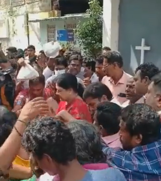 thatsTamil's tweet photo. சென்னை தி.நகரில் சசிகலா ஆய்வு.... மழையால் பாதிக்கப்பட்ட மக்களை சசிகலா நேரில் சந்தித்து நிவாரணப் பொருட்களை வழங்கினார்!

https://t.co/qtr1rgXfc6

#Sasikala #ChennaiRains #ChennaiFloods https://t.co/9zdUcp9SmW