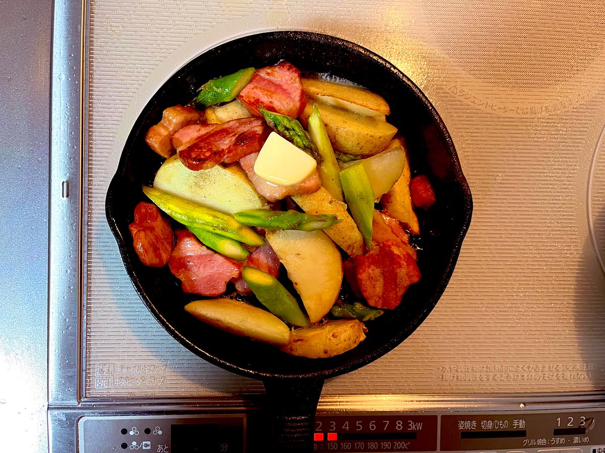 zover5's tweet photo. スキレットdeおつまみ作り🍻

#ベーコンとアスパラとジャガイモのバター炒め
#スキレット https://t.co/6cNrRzNLAw