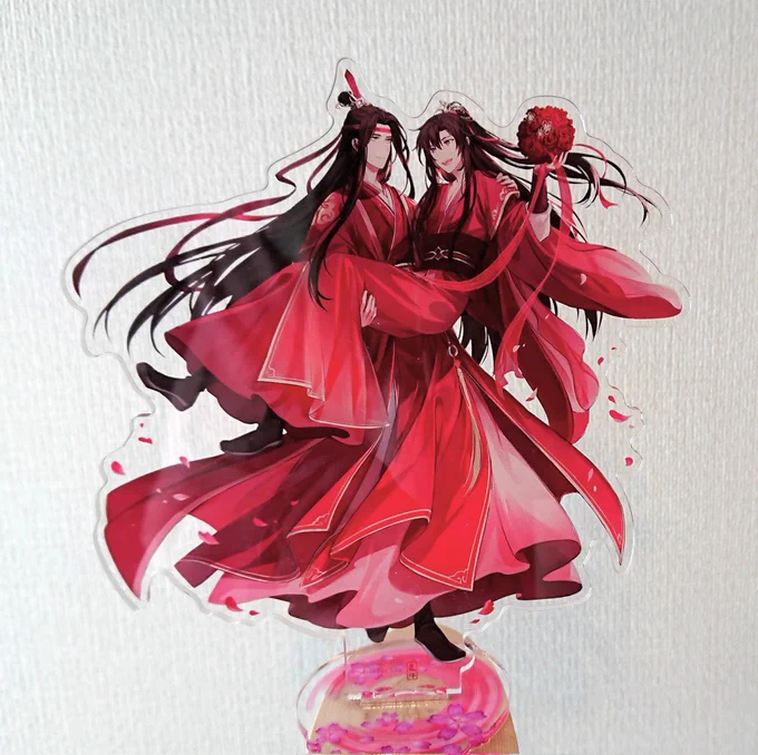 試作のアクスタ届きました!😍💕サイズ(14cm)は前のアクスタより小さくなったので、顔の解像度が低くなってますが…遠く見たらいい感じです(*'ω`*) 