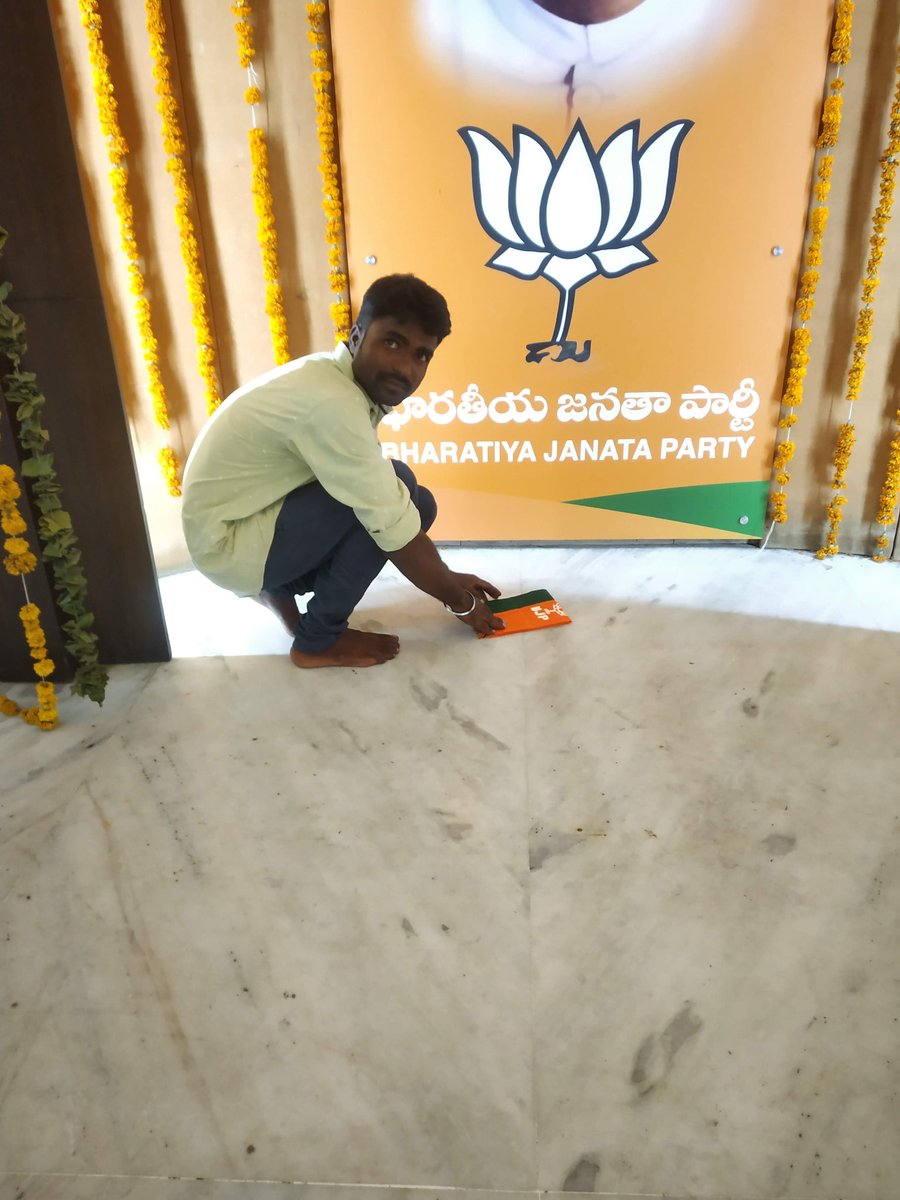 Jajapuram_Anji's tweet photo. చిత్రపటానికి,మా #BJP పార్టీ కండువాను మనస్ఫూర్తిగా గుండెల్నిండా ఆనందంతో నమస్కరించి మెడపై ధరించుకున్నాను.ఇక ఏది ఏమైనా జెండాను వదిలే ప్రసక్తే లేదు.(2/2)
#JaiBJP,#InspiringTheGenerations
#JaiJaiHind
@Arvindharmapuri,@TigerRajaSingh,@RaghunandanraoM, https://t.co/kU09GnOs90