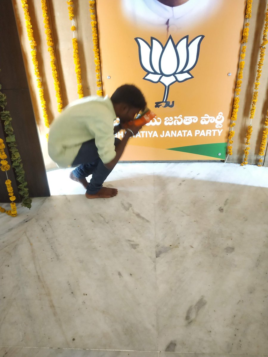 Jajapuram_Anji's tweet photo. చిత్రపటానికి,మా #BJP పార్టీ కండువాను మనస్ఫూర్తిగా గుండెల్నిండా ఆనందంతో నమస్కరించి మెడపై ధరించుకున్నాను.ఇక ఏది ఏమైనా జెండాను వదిలే ప్రసక్తే లేదు.(2/2)
#JaiBJP,#InspiringTheGenerations
#JaiJaiHind
@Arvindharmapuri,@TigerRajaSingh,@RaghunandanraoM, https://t.co/kU09GnOs90