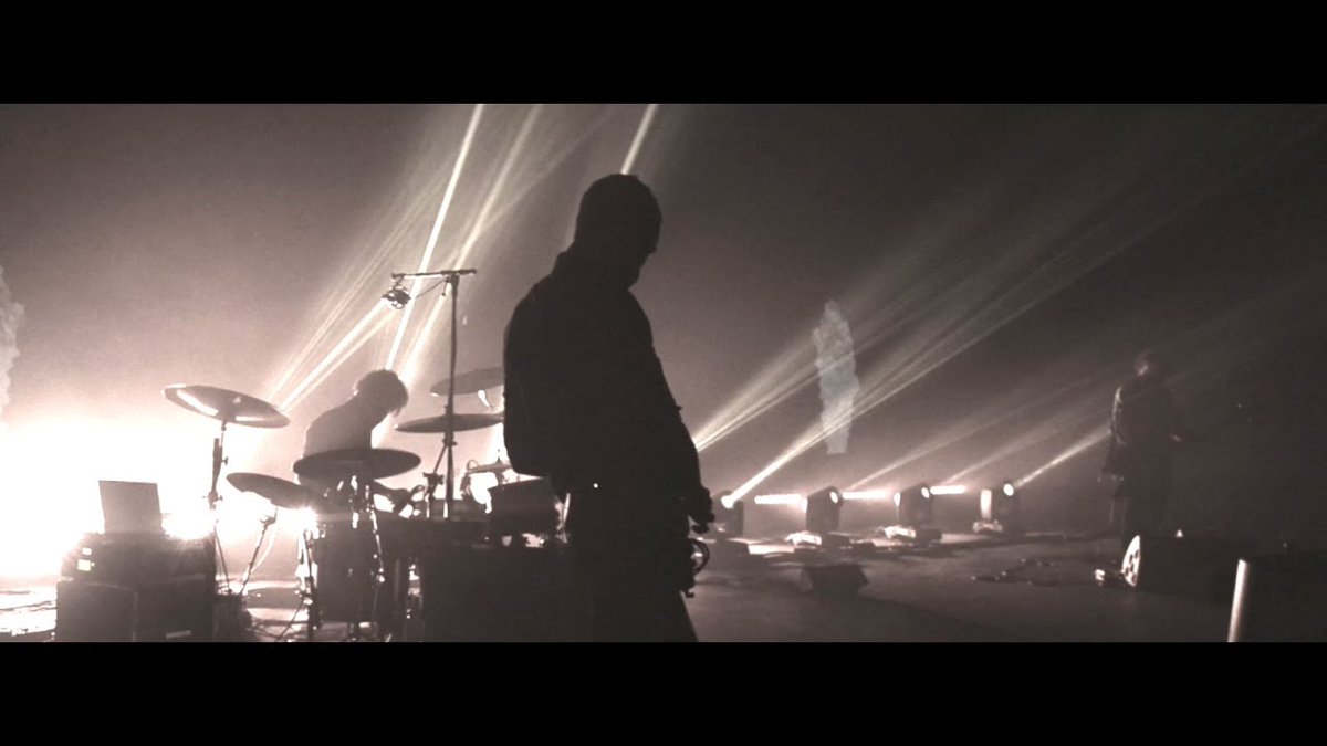 .<a href="/Hypno5e/">Hypno5e</a> dévoile la vidéo live de la chanson « On Our Bed Of Soil » : radiometal.com/article/hypno5…