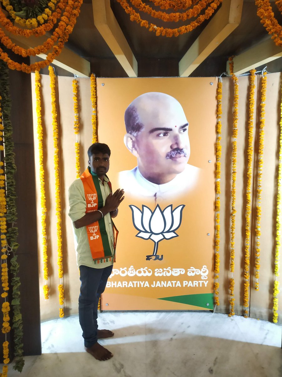 Jajapuram_Anji's tweet photo. చిత్రపటానికి,మా #BJP పార్టీ కండువాను మనస్ఫూర్తిగా గుండెల్నిండా ఆనందంతో నమస్కరించి మెడపై ధరించుకున్నాను.ఇక ఏది ఏమైనా జెండాను వదిలే ప్రసక్తే లేదు.(2/2)
#JaiBJP,#InspiringTheGenerations
#JaiJaiHind
@Arvindharmapuri,@TigerRajaSingh,@RaghunandanraoM, https://t.co/kU09GnOs90