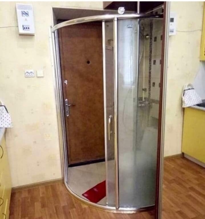 DONGRIFO's tweet photo. NUEVO INVENTO: Ducha-recibidor – Sección semanal dedicada al INTRUSISMO LABORAL –  Lo barato sale caro – Usa siempre los servicios de un profesional cualificado -  Esta semana foto cortesía de @JavierMendez   -  #CuñaoSujetameElCubata https://t.co/7GPFhD8eNv