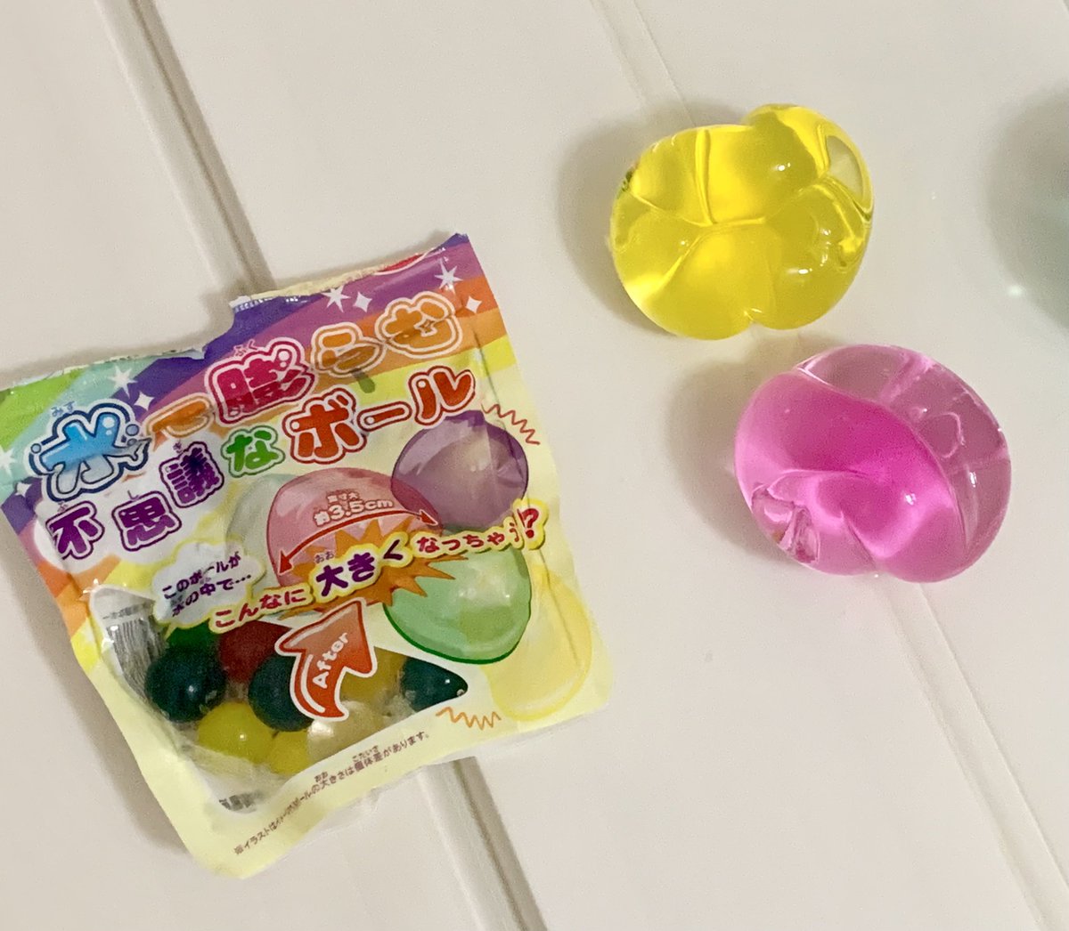 hiro_hocha's tweet photo. ダイソーで買った水で膨らむ不思議なボール、1日水につけておくと3.5cmぐらいになるって書いてたから楽しみにしてたんだけど、1日で脳みそみたいなキモい形になっちゃってそのまま3日放置してたらドラゴンボールかってぐらい巨大化した。 https://t.co/OwOSaXXGwa