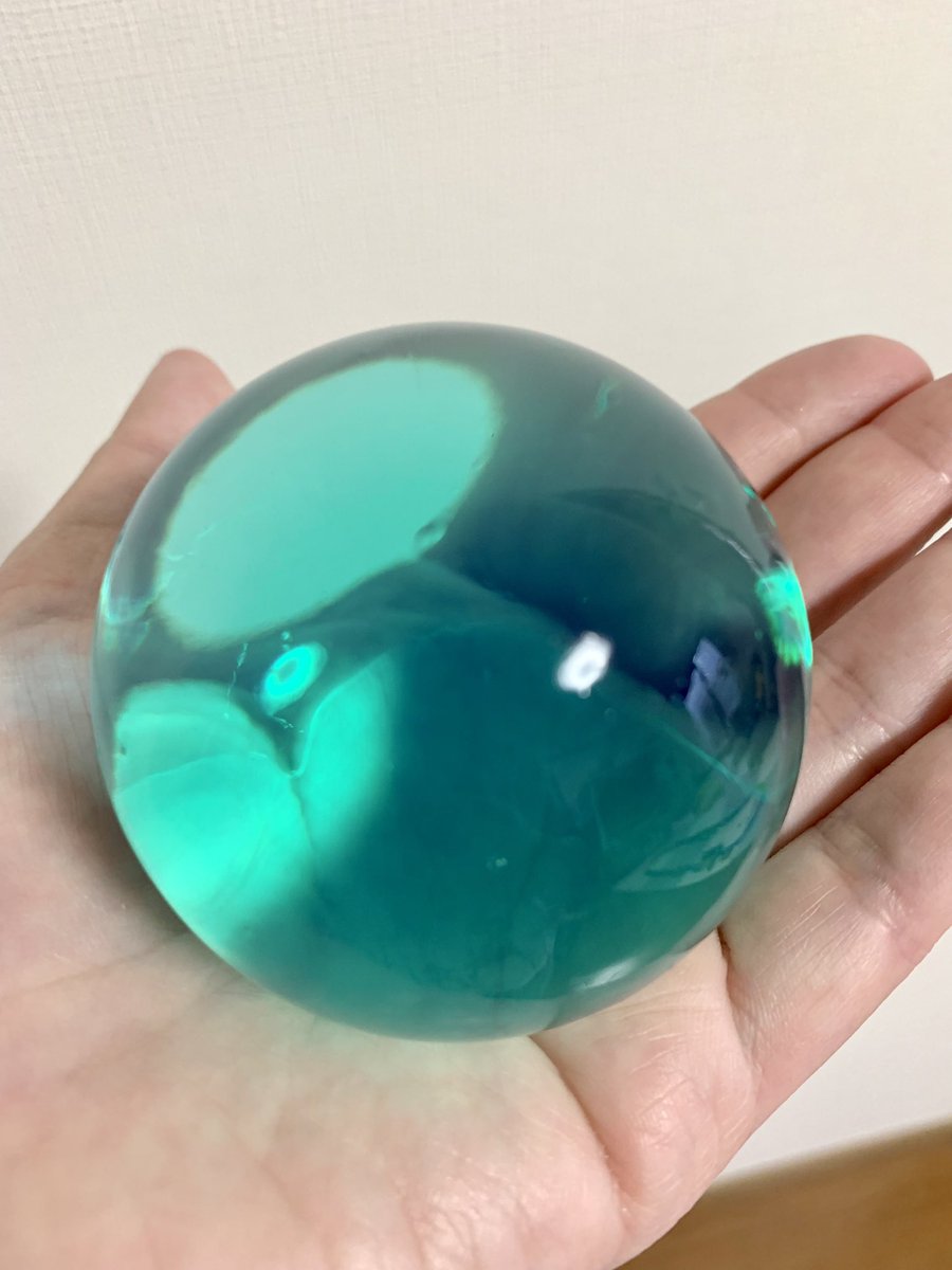 hiro_hocha's tweet photo. ダイソーで買った水で膨らむ不思議なボール、1日水につけておくと3.5cmぐらいになるって書いてたから楽しみにしてたんだけど、1日で脳みそみたいなキモい形になっちゃってそのまま3日放置してたらドラゴンボールかってぐらい巨大化した。 https://t.co/OwOSaXXGwa