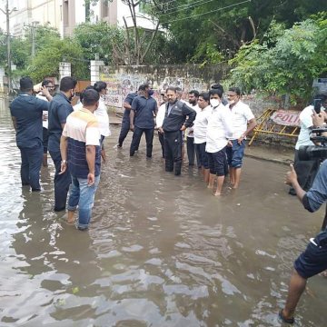 Fansxpress's tweet photo. #MNM Leader @ikamalhaasan sir visits rain-affected areas 🔥👍👌.

#KamalHaasan #MakkalNeedhiMaiam #Trending https://t.co/h0OmuyBzOB