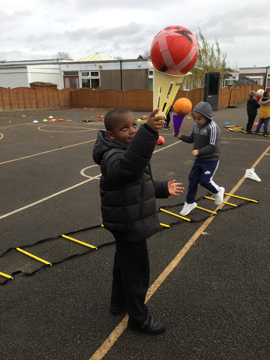 AcademyBrooke's tweet photo. F2RKN had a lovely PE session pretending to go to the seaside. We had some amazing balancing carrying our rather large ice creams! https://t.co/EdmaEnsWa6