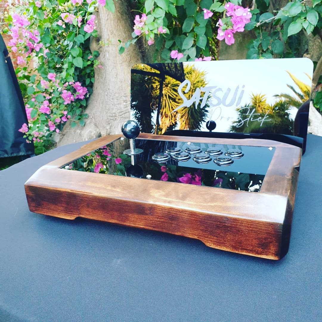 satsuisticks's tweet photo. Classics never dies! 🔥 🕹️ ❤️
#HappyFightstickFriday

🔹 Full Sanwa Obsf 24&amp;30mm
🔹 Sanwa JLF-SP 
🔹 Daemon Pro micro
🔹 Handmade wooden body
🔹 Neutrik Usb detachable
🔹 Tons of love inside https://t.co/PMNDwHDqBK