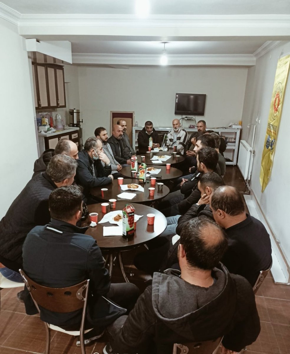 burhanaksoy's tweet photo. Teşkilat üyelerimizle,KESK Ve Eğitim Sen Bitlis İl temsilciliklerini ziyaret ederek,OHAL Kararnameleri,hukuksuzluklar ve gündemle ilgili verimli bir görüş alışverişinde bulunduk.Misafirperverlikleri için kendilerine teşekkür ederiz. https://t.co/OHOqLlIdUt