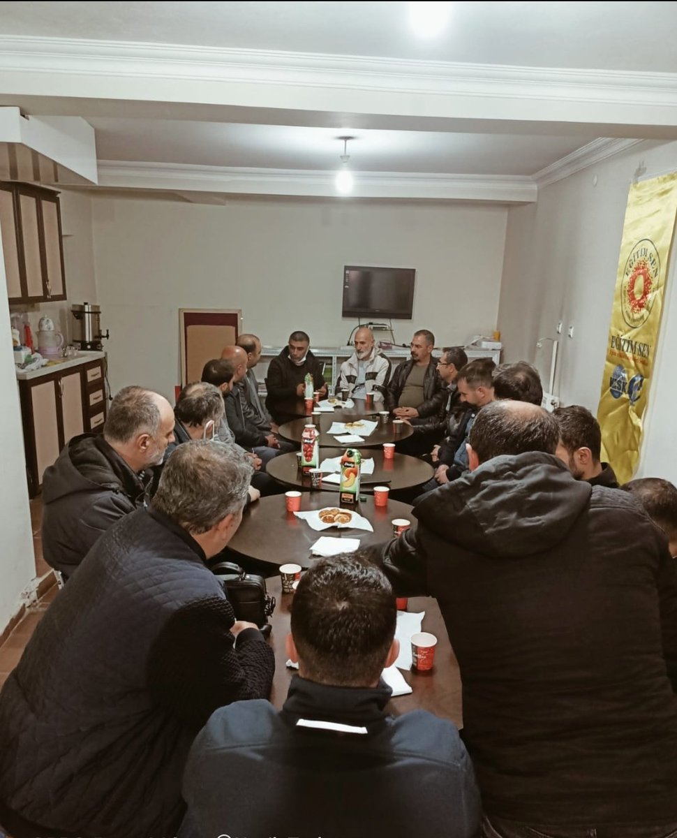 burhanaksoy's tweet photo. Teşkilat üyelerimizle,KESK Ve Eğitim Sen Bitlis İl temsilciliklerini ziyaret ederek,OHAL Kararnameleri,hukuksuzluklar ve gündemle ilgili verimli bir görüş alışverişinde bulunduk.Misafirperverlikleri için kendilerine teşekkür ederiz. https://t.co/OHOqLlIdUt