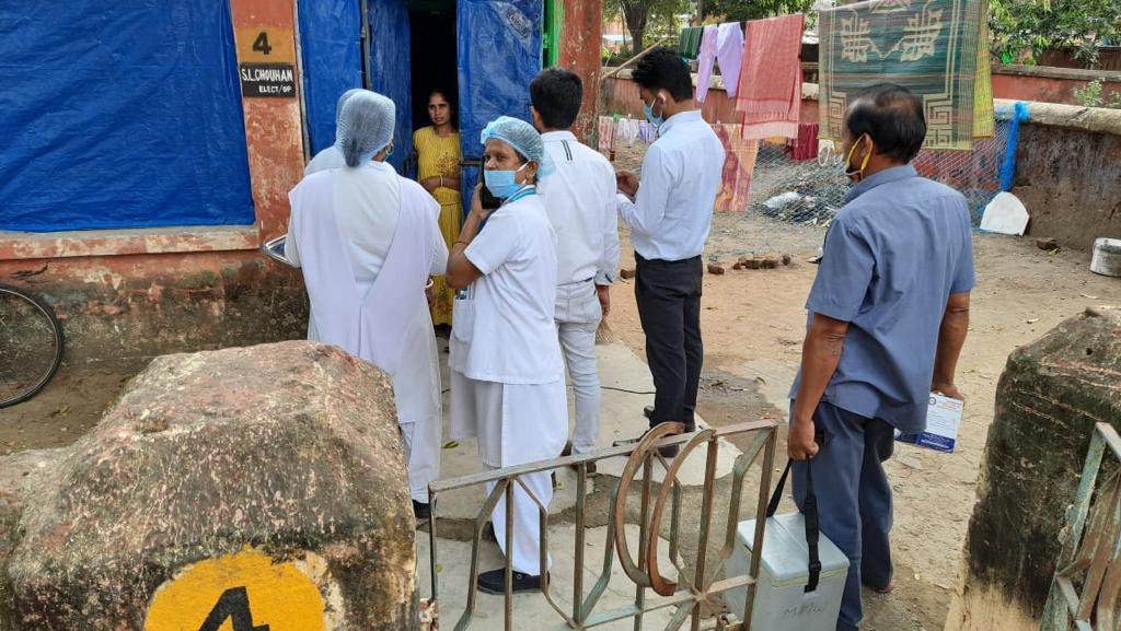 CKPHOSPITALSER's tweet photo. Har Ghar Dastak Campaign on Covid Vaccination and Vector Borne Diseases by Divisional Rly Hospital,CKP @DRMCKP @GMSERAILWAY @RailMinIndia @AshwiniVaishnaw https://t.co/uR88GMNxfN