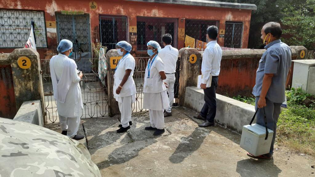CKPHOSPITALSER's tweet photo. Har Ghar Dastak Campaign on Covid Vaccination and Vector Borne Diseases by Divisional Rly Hospital,CKP @DRMCKP @GMSERAILWAY @RailMinIndia @AshwiniVaishnaw https://t.co/uR88GMNxfN