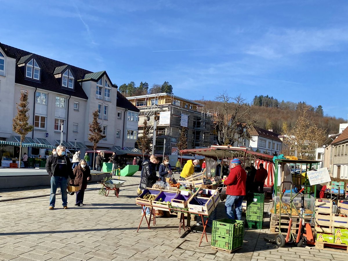 hoomygumb's tweet image. Lunchtime auf dem Wochenmarkt: Eine Schale gefüllt mit Schaschlik und Currywurst. Wunderbare Sache! 😋