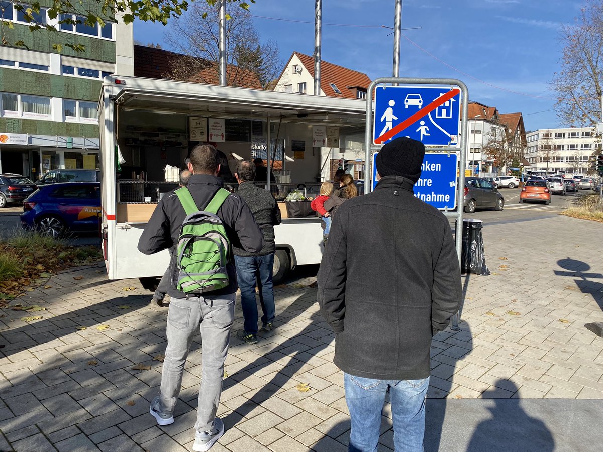 hoomygumb's tweet image. Lunchtime auf dem Wochenmarkt: Eine Schale gefüllt mit Schaschlik und Currywurst. Wunderbare Sache! 😋