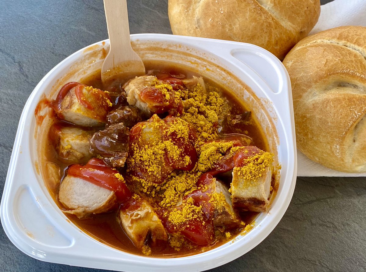 hoomygumb's tweet image. Lunchtime auf dem Wochenmarkt: Eine Schale gefüllt mit Schaschlik und Currywurst. Wunderbare Sache! 😋