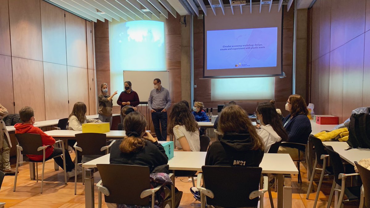 citilab's tweet photo. Alumnat de l'Institut Joan Miró de #Cornellà i estudiants d'#Erasmus+ procedents d'Alemanya, França i Itàlia han visitat avui el Citilab i han participat en el nostre taller sobre #EconomiaCircular ♻️
Educació ambiental a través de la #gamificació al #PlasticLab! 🌎🧩 https://t.co/YTwBzcldOr