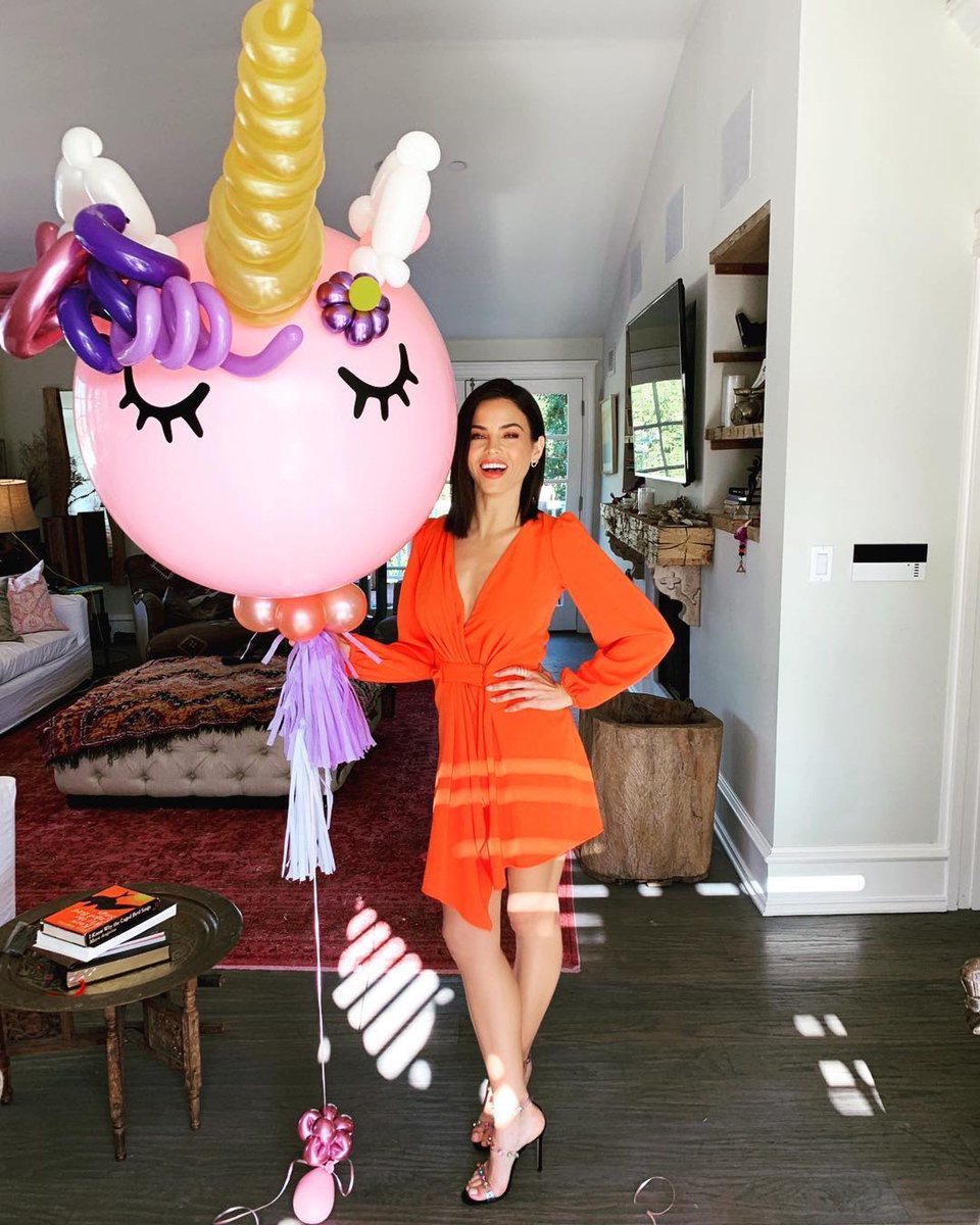 The American actress Jenna Dewan🦄🎈#jennadewan #americangirl #therookie #supergirl #witchesofeastend #orangedress #highheels #nudeshoes #balloondecor #unicorn #balloons