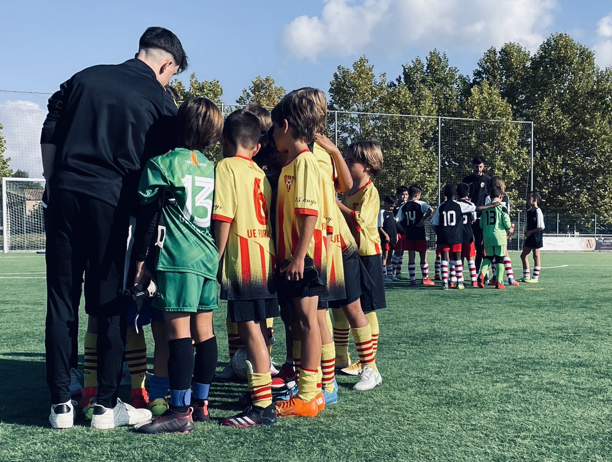 👥Cooperar divideix el treball i multiplica els resultats 

📸 Benjamí A

#setmanesqueilusionen #futbolformativo #futbolbase #futbolcat