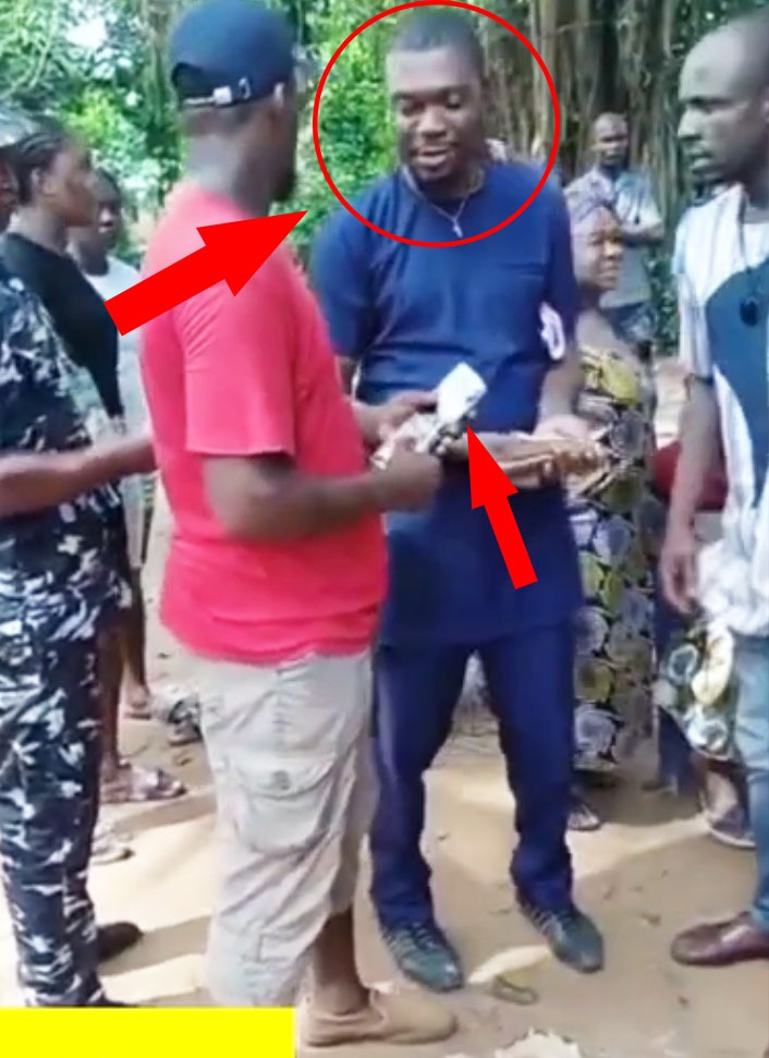 TheICIR's tweet photo. Here is the man who was offering money to Mrs. Eunice Ngozi Onuegbusi from Ukwulu in Dunukofia local government area during #AnambraElection in order to buy her vote. 

Help us identify him.

What is his name? Which party does he work for?

#AnambraDecides2021 #anambradecides https://t.co/4m9HdCN1cN