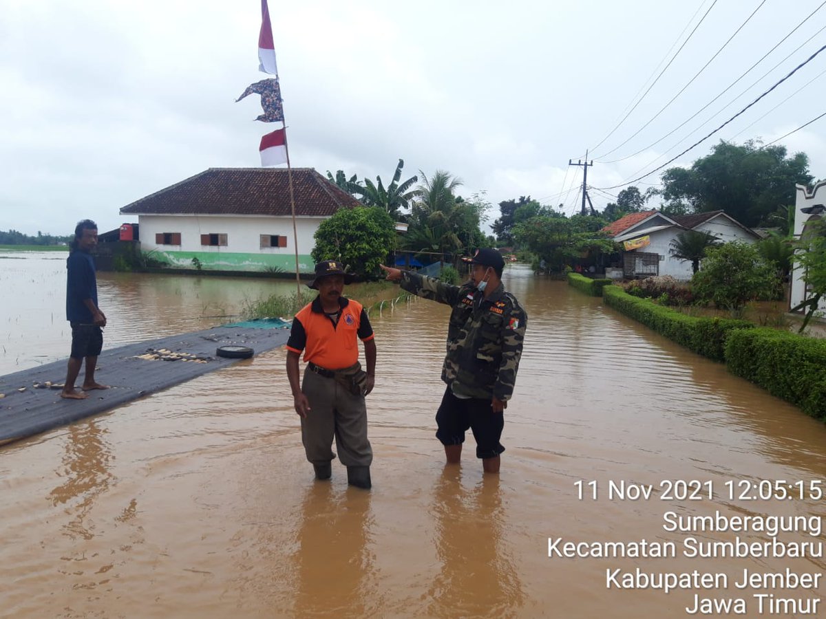 AnsorMediaMgtn's tweet photo. Giat pendistribusian bantuan makanan oleh Banser untuk warga terdampak banjir di Desa Sumberagung, Kecamatan Sumberbaru, Jember
#BanserTanggapBencana
#PrayForJember https://t.co/3lsLorEW7L