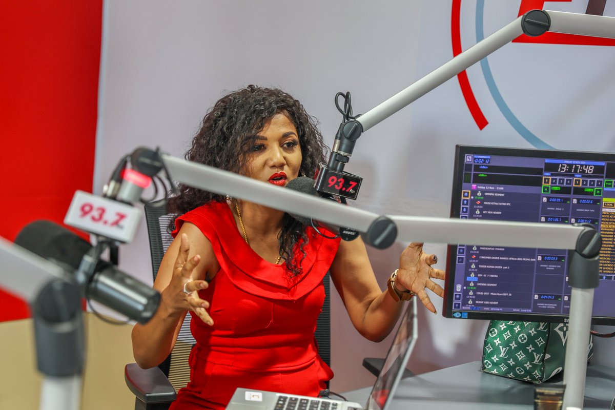 azamtvtz's tweet photo. Wahusika wa tamthiliya mpya tatu zinazokwenda kuoneshwa  #SinemaZetu kuanzia Novemba 15, 2021 leo wameendelea na ziara kwenye vyombo vya habari kuelezea mpango mzima wa tamthiliya hizo; #BekiTatu ya Chuchu Hans #Kitasa ya William Mtitu na #Kombolela ya Abdul Usanga.

#JamboJambo https://t.co/tMJ1SAoaZZ