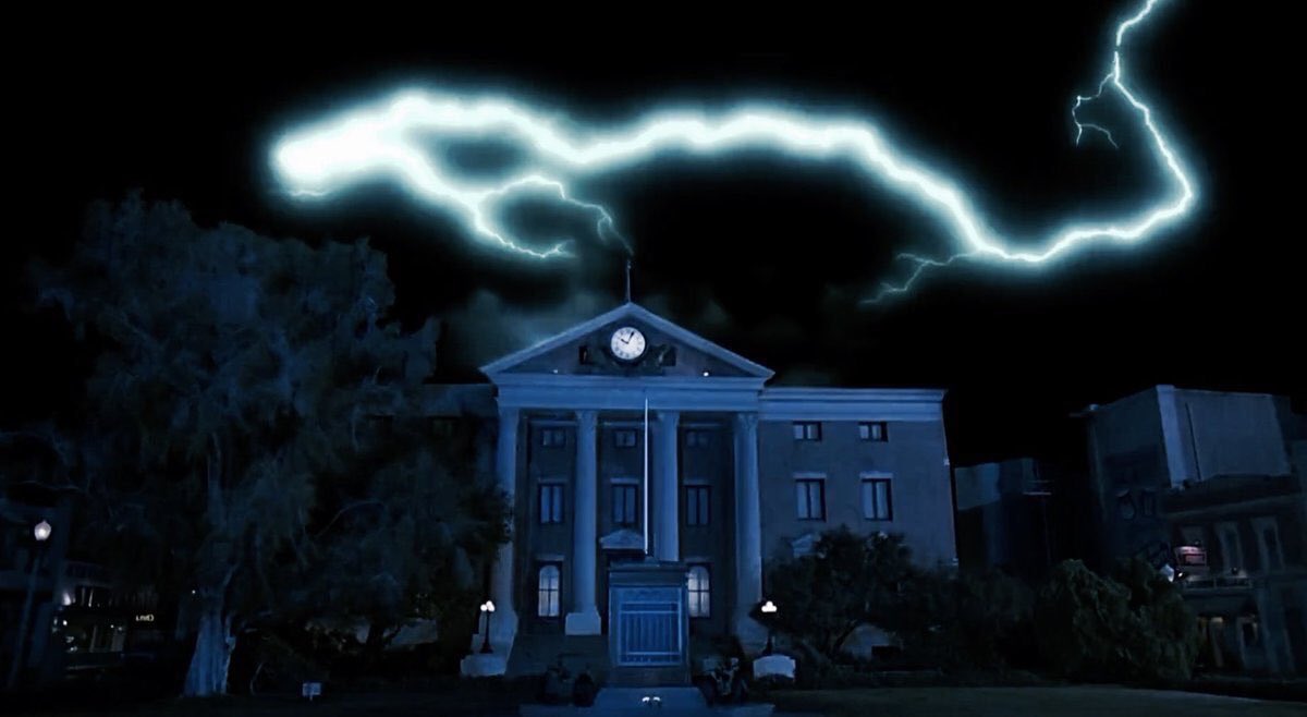 retrochenta's tweet photo. Hoy hace 66 años que un rayo cayó a las 22:04 sobre el reloj de la torre de Hill Valley, generando los 1.21 Gigovatios que permitirían a Marty McFly regresar al Futuro. https://t.co/RhWlX1vG3U