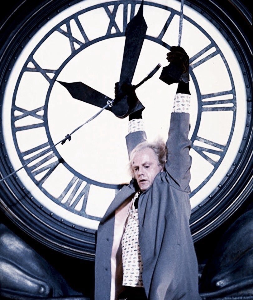 retrochenta's tweet photo. Hoy hace 66 años que un rayo cayó a las 22:04 sobre el reloj de la torre de Hill Valley, generando los 1.21 Gigovatios que permitirían a Marty McFly regresar al Futuro. https://t.co/RhWlX1vG3U