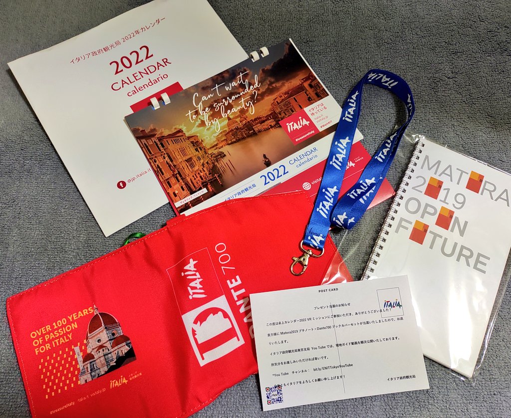YoichanP's tweet photo. カレンダーとその他素敵な🇮🇹イタリアグッズ🇮🇹届きました🎵😆来年がとても素敵な一年になりそうです‼️ありがとうございます😆💕✨

#卓上カレンダー2022VRミッション #likeitaly #loveイタリア #イタリアJPN https://t.co/t30IBgrXXq