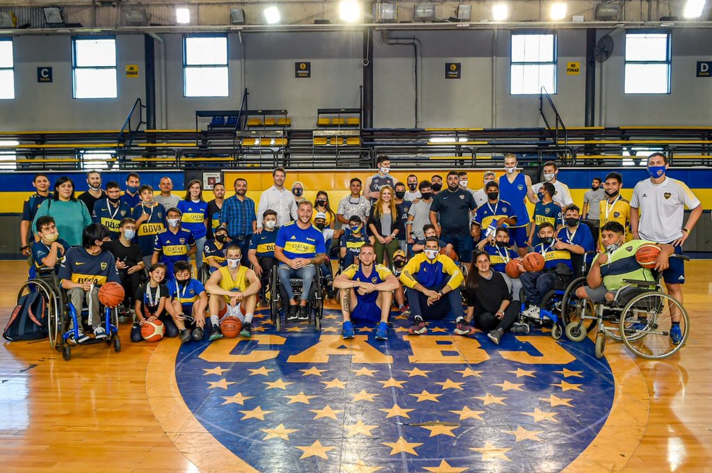 BocaJrsOficial's tweet photo. Boca homenajeó a los atletas paralímpicos Lucas Poggi y Ana Pellitero, quienes luego le dieron una clínica a chicos de básquet adaptado que asistieron a conocer la Bombonerita. Una jornada xeneize e inclusiva organizada por las áreas de Deportes Amateurs, Básquet e Inclusión. https://t.co/0OvhyPkHj1