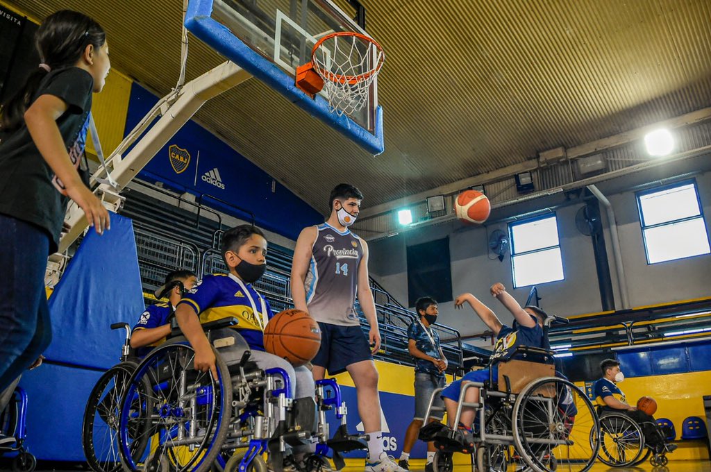 BocaJrsOficial's tweet photo. Boca homenajeó a los atletas paralímpicos Lucas Poggi y Ana Pellitero, quienes luego le dieron una clínica a chicos de básquet adaptado que asistieron a conocer la Bombonerita. Una jornada xeneize e inclusiva organizada por las áreas de Deportes Amateurs, Básquet e Inclusión. https://t.co/0OvhyPkHj1