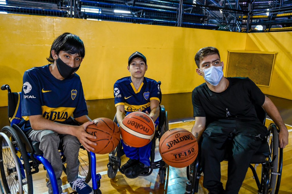 BocaJrsOficial's tweet photo. Boca homenajeó a los atletas paralímpicos Lucas Poggi y Ana Pellitero, quienes luego le dieron una clínica a chicos de básquet adaptado que asistieron a conocer la Bombonerita. Una jornada xeneize e inclusiva organizada por las áreas de Deportes Amateurs, Básquet e Inclusión. https://t.co/0OvhyPkHj1