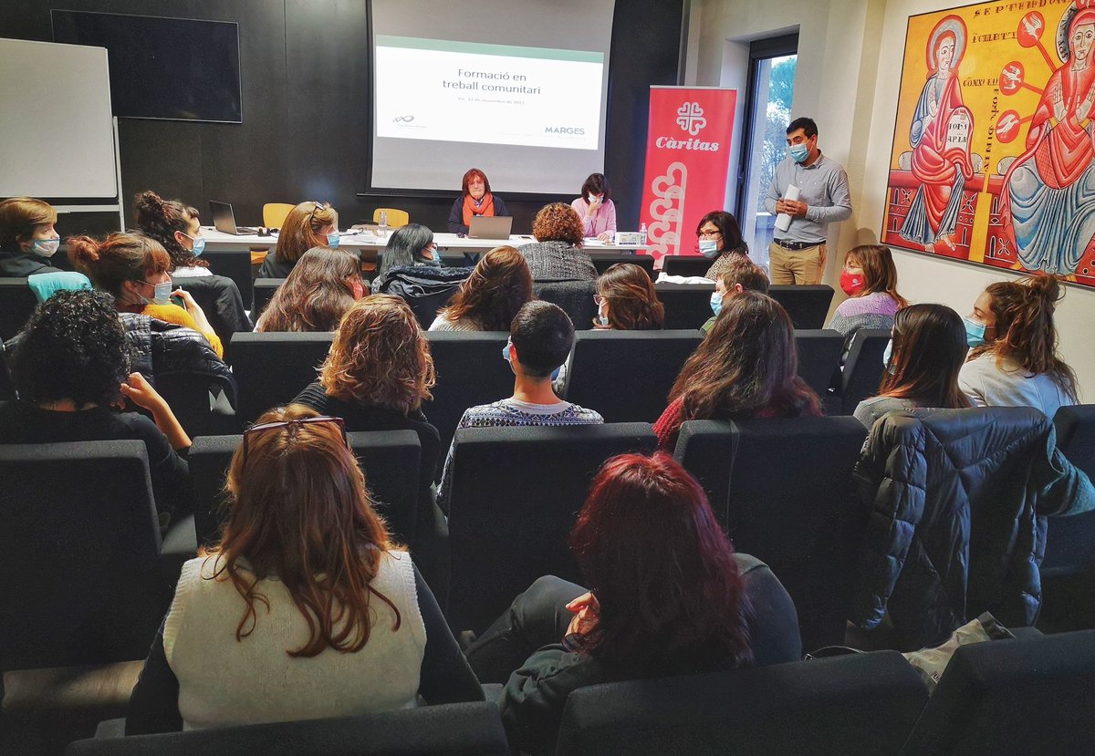 caritasvic's tweet photo. A Càritas Diocesana de Vic el personal tècnic es forma en Treball comunitari, a càrrec de de la Cooperativa social Marges i el suport de FUNDAE. #Càritas #CadaGestCompta https://t.co/t5TjNCzPII