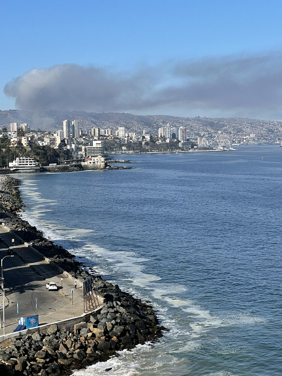 amapolisa's tweet photo. Incendio en Valparaíso @biobio @vinadelmar @CHVNoticias @meganoticiascl #incendio https://t.co/yjl5Mk2uoW