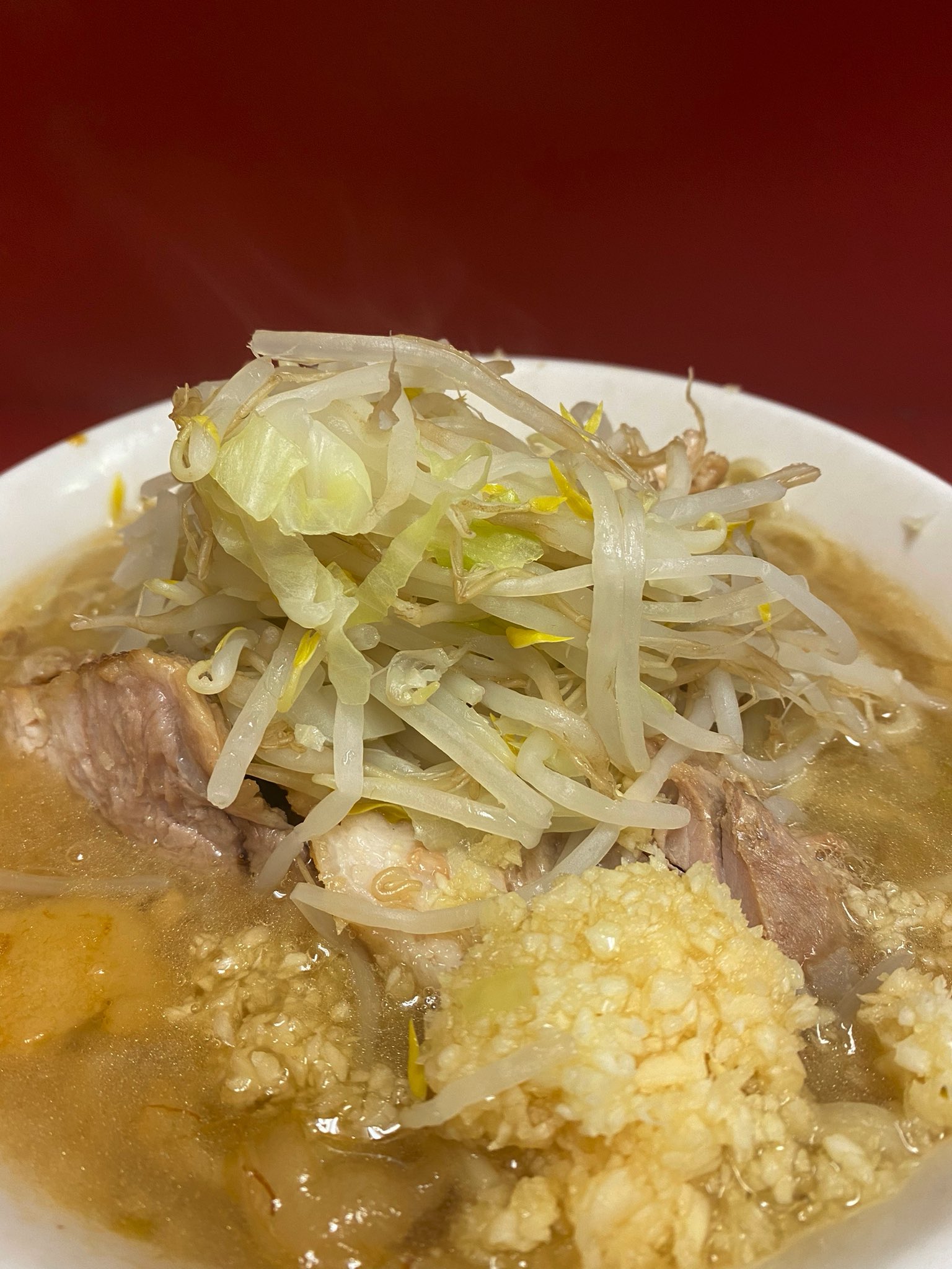 ラーメン狂時代 ラーメン二郎ひばりヶ丘駅前店 ラーメン豚入り 900 麺少なめ ヤサイ少なめ ニンニク 乳化のど真ん中をゆく ヒバジ超濃厚ド乳化スープが美味すぎる ホロトロ豚も最高に旨い 化学調味料を入れる時のスプーンさばきと 麺上げ湯切りの