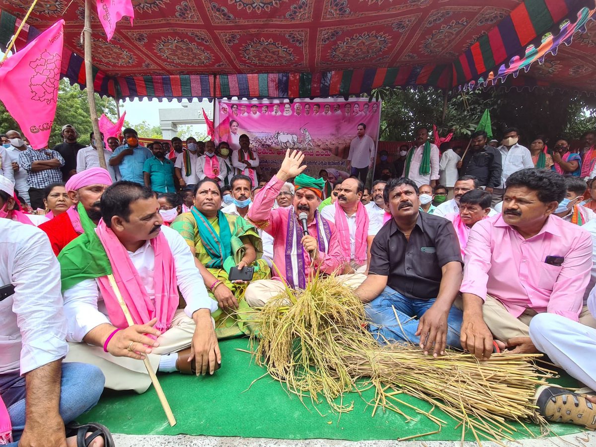 NarlagiriRamesh's tweet photo. 🌾వరి కొనుగోలు విషయంలో కేంద్ర ప్రభుత్వ వైఖరికి నిరసనగా గౌరవ #కేసీఆర్ గారి పిలుపు మేరకు వరంగల్ పశ్చిమ MLA, ప్రభుత్వ చీఫ్ విప్ దాస్యం వినయ్ భాస్కర్ గారి ఆధ్వర్యంలో బాలసముద్రంలోని ప్రొఫెసర్ జయశంకర్ సార్ స్మృతివనం దగ్గర వరంగల్ పశ్చిమ నియెజకవర్గ ధర్నాలో పాల్గొనడం జరిగింది.@KTRTRS https://t.co/R7CjZLlm9b