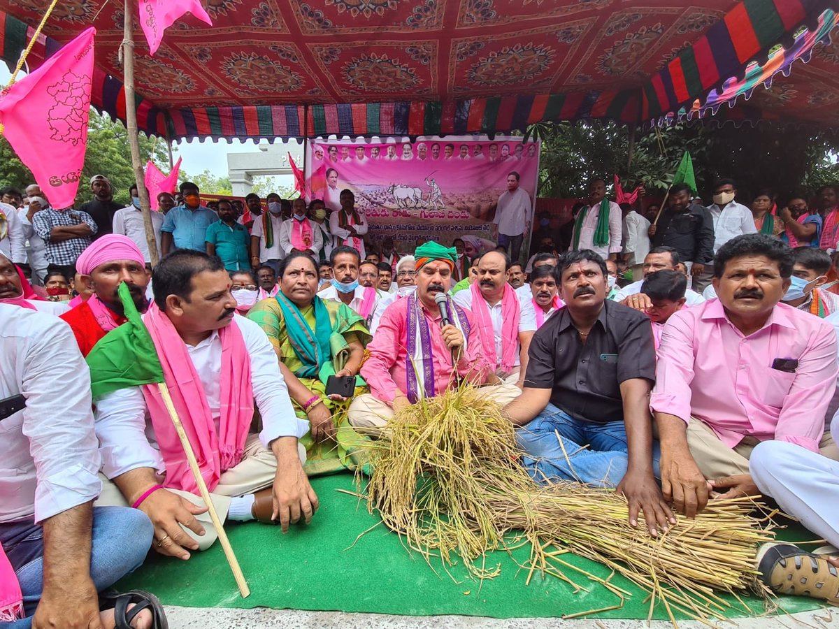 NarlagiriRamesh's tweet photo. 🌾వరి కొనుగోలు విషయంలో కేంద్ర ప్రభుత్వ వైఖరికి నిరసనగా గౌరవ #కేసీఆర్ గారి పిలుపు మేరకు వరంగల్ పశ్చిమ MLA, ప్రభుత్వ చీఫ్ విప్ దాస్యం వినయ్ భాస్కర్ గారి ఆధ్వర్యంలో బాలసముద్రంలోని ప్రొఫెసర్ జయశంకర్ సార్ స్మృతివనం దగ్గర వరంగల్ పశ్చిమ నియెజకవర్గ ధర్నాలో పాల్గొనడం జరిగింది.@KTRTRS https://t.co/R7CjZLlm9b