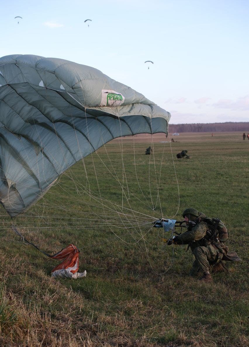 Des troupes aéroportées tactiques de l’armée 🇧🇾 🇷🇺 débarquent à Hrodna au #Bélarus, près de la frontière avec la Lituanie 🇱🇹🇪🇺.