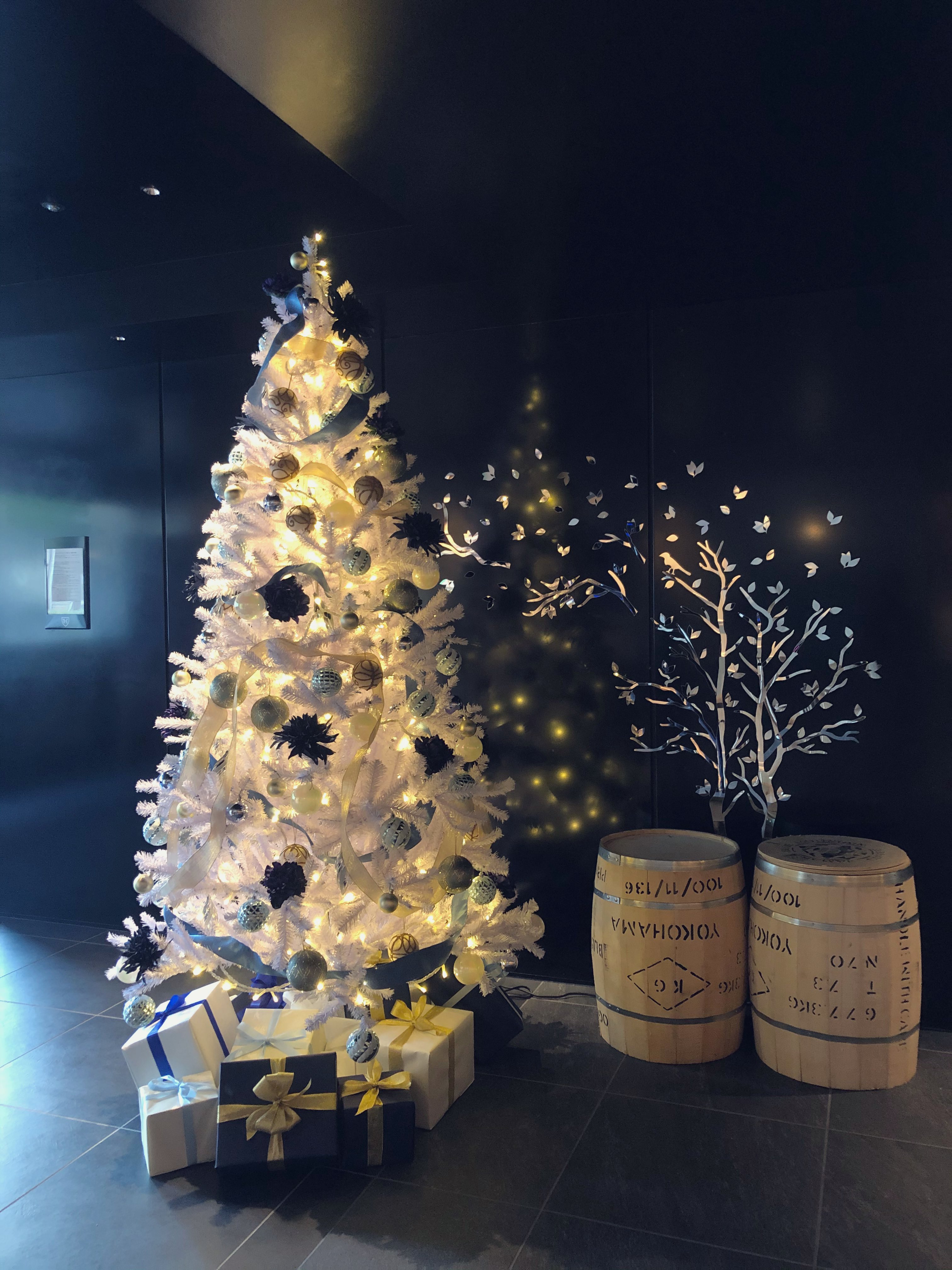 Shanjii Kyoto 今日からクリスマスみたい ホテルのラウンジのホワイトツリー 素敵 京都の紅葉よりも長期滞在してるロイヤルパークで季節の移り変わりを感じるという21年 ザロイヤルパークキャンバス京都二条 ホテル暮らし 感謝しかないん 今日
