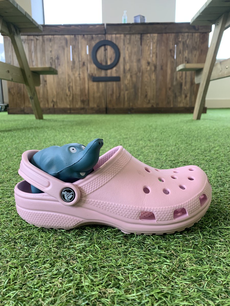 tan_orlo's tweet photo. It's ✨@Crocs O'Clock✨ at Orlo HQ and I'm so here for it😍🐊

#WeLoveCrocs #Crocs4life https://t.co/jOQz4quN38