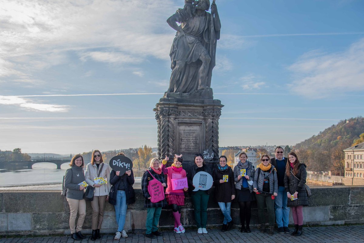 Digres_cz's tweet photo. Helena z @CestaDomu s Intuem na Karlově mostě! Celý článek najdete zde: https://t.co/8D7cA9HIld. #cestadomu #intuo #vyzva #digitalresources https://t.co/TXj5Vt3JVC