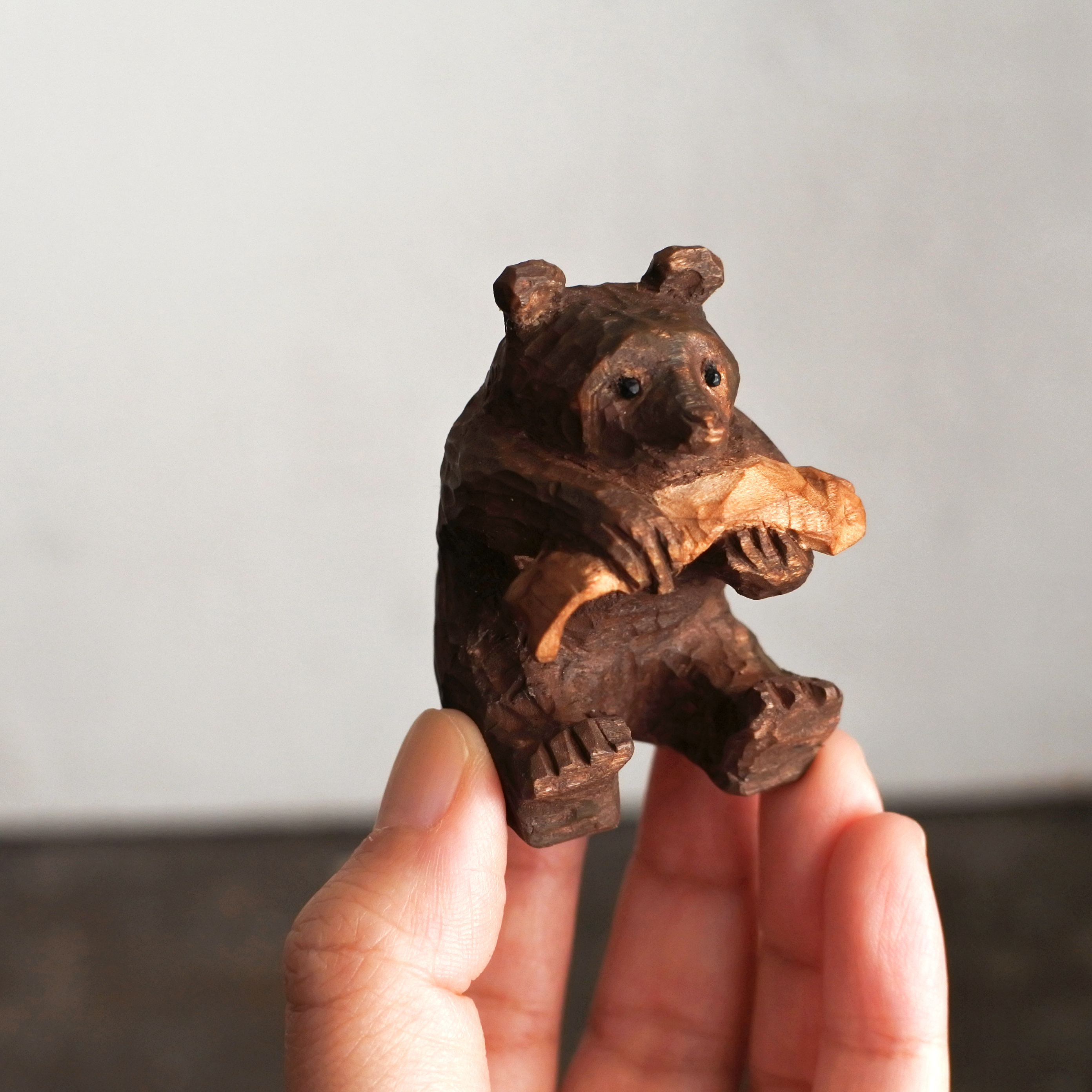 Mokuji 木彫りの熊の全身タイプも是非彫ってください とリクエストたくさん頂きましたので また合間を縫って彫っていきたいと思います 年末までは手が空かない雰囲気なので 新年から徐々に こちらは以前彫った習作 つぶらな瞳がかわいい