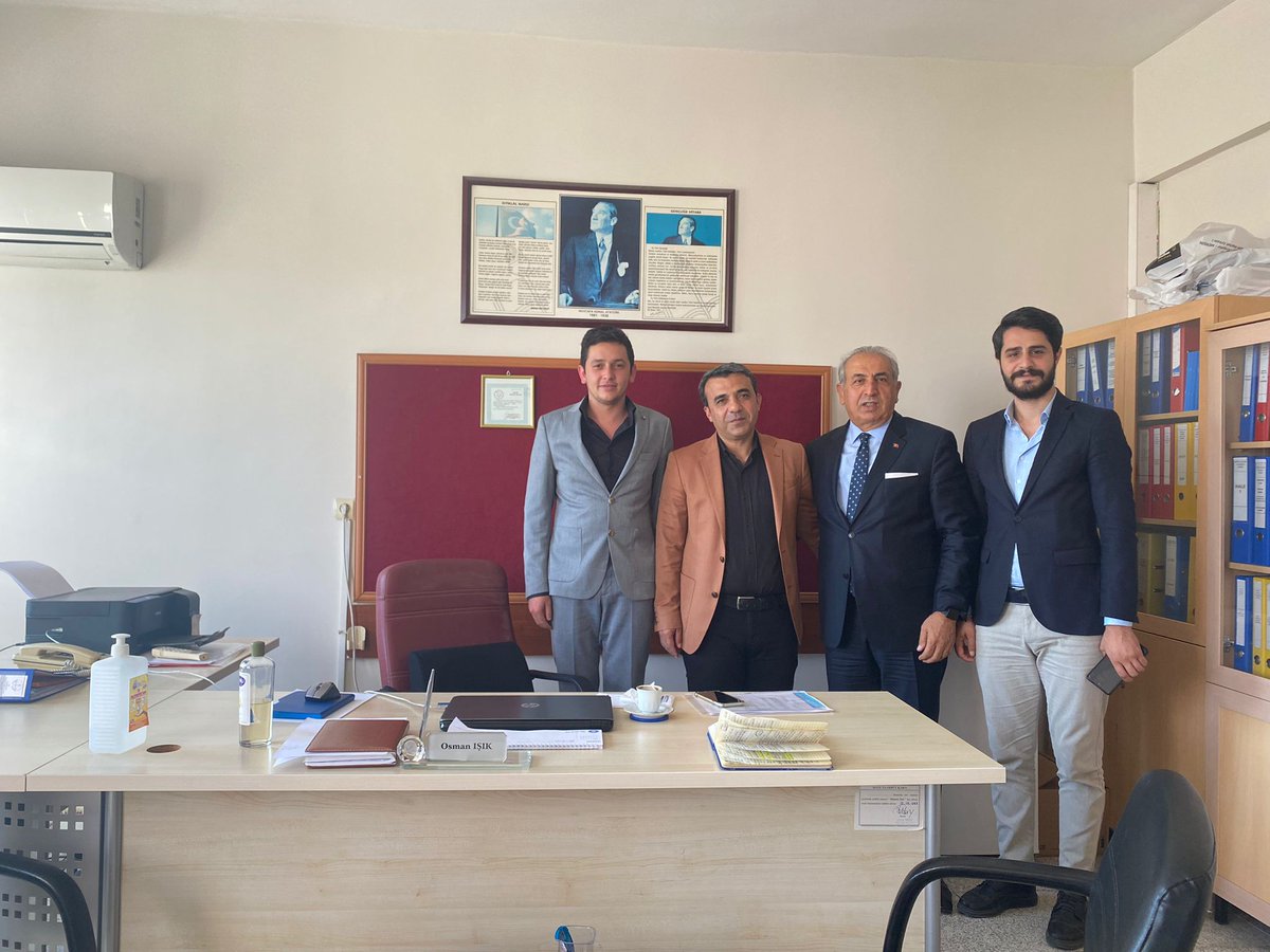 Başkanımız Sn. Necdet YENİ ve Yeni Seçmen Birim Başkanımız Sn. Kenan EROL ile birlikte Hasan Akel Anadolu Lisesi Müdürü Sn. Osman IŞIK'ı ziyaret ettik. Nezaketleri için teşekkür ederiz.
