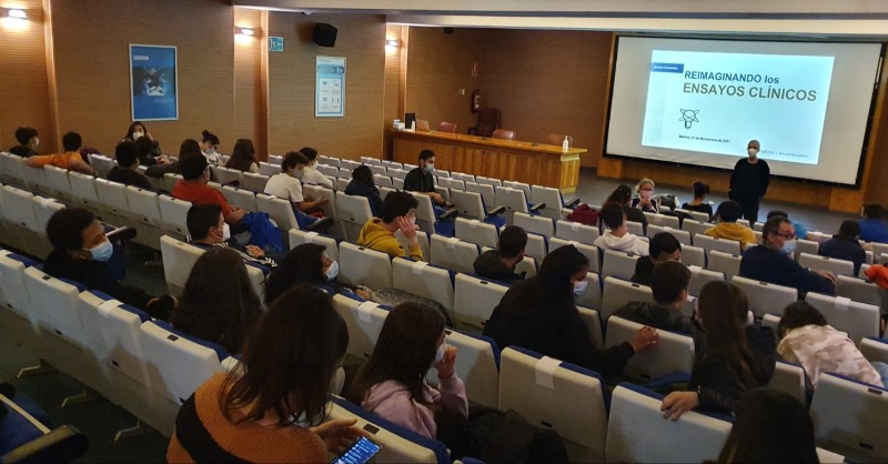 Ayer en la charla "Reimaginando los #EnsayosClínicos" en el H.U. 12 de Octubre (Madrid) #somos12 con <a href="/EstherS95222153/">Esther Serra</a>, responsable de la Unidad de Ensayos Clínicos de #Oncología en Novartis. #ReimaginaLaCiencia #ReimaginarLaMedicina 
#mujeresenlaciencia #SemanaCienciaInnovacion