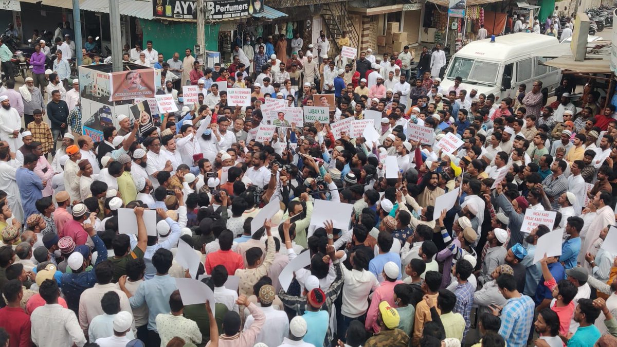 TabrezKhanSab92's tweet photo. Lanatti Rizvi Ki Kitab Aur Tripura Muslim Par VHP Jaise Atankiyon Ke Hamle Ke Khilaf Aaj Muslim Chowk Gulbarga Me Kul Jamati Ka Zabardast Ehtejaj.! 
#TripuraGovtMurdabad #VHPTerror #LanatiRizviMurdabad https://t.co/oXqU12Rsxh